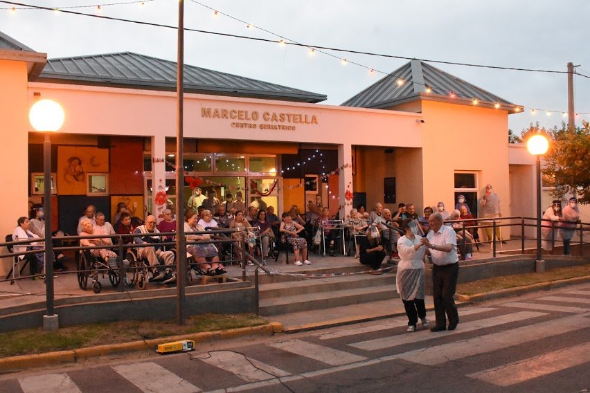 EL HOGAR CASTELLA ARMÓ UNA FIESTA EN LA CALLE PARA EMPEZAR A DESPEDIR EL AÑO: HUBO MÚSICA, BAILE Y TAMBIÉN UNA PICADA, PIZZAS Y MESA DE DULCES