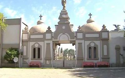 EL MUNICIPIO DEBE RETIRAR LAS PLACAS UBICADAS EN EL INGRESO AL CEMENTERIO MUNICIPAL PARA CONTINUAR CON LOS TRABAJOS DE REFACCIÓN EN EL LUGAR