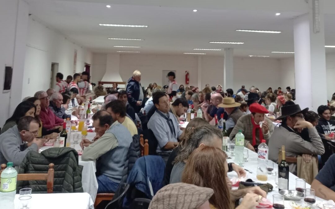 TRADICIONAL CENA AGASAJO, CON LA PRESENTACIÓN DE PAMPA Y RÍO Y EL GRUPO VINALES, PARA LOS QUE PARTICIPARON DE LOS DESFILES, ANOCHE (DOMINGO) EN EL CLUB ATLÉTICO