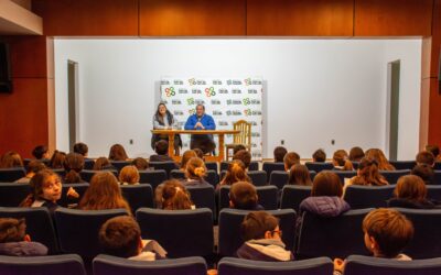 EL INTENDENTE FRANCISCO RECOULAT CON ALUMNOS DEL INSTITUTO MIGUEL DI GERÓNIMO EN EL CENTRO CÍVICO “LA PRIMERA”