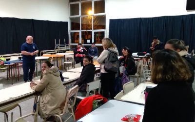 DEFENSA CIVIL DIO UNA CHARLA DE PRIMEROS AUXILIOS CON RCP Y DEA PARA ALUMNOS/AS DEL PLAN FINES EN LA ESCUELA N°48