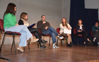 DÍA INTERNACIONAL DEL ORGULLO LGTBIQ+: INTERESANTE INTERCAMBIO Y REFLEXIÓN EN LA CHARLA ABIERTA CON EL RECONOCIDO ARTISTA LOCAL CARLOS DEBAT