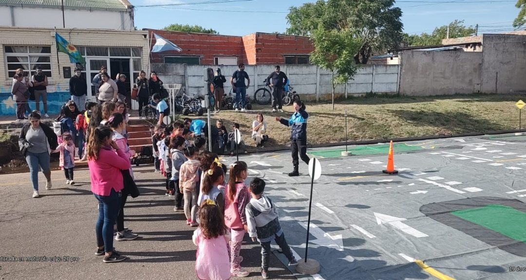 APRENDER DE CHICOS: LOS NIÑOS Y NIÑAS DEL JARDÍN Nº 913 RECIBIERON UNA CHARLA Y UNA PRÁCTICA EN LA PISTA DE EDUCACIÓN VIAL