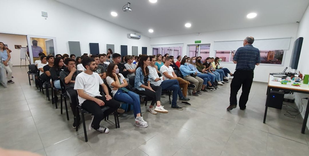 AMPLIA PARTICIPACIÓN Y MARCADO INTERÉS DE LOS JÓVENES EN LA PRIMERA DE LAS CHARLAS DE “OTRAS MIRADAS DE LA PROFESIÓN”, SOBRE DISEÑO Y ARQUITECTURA