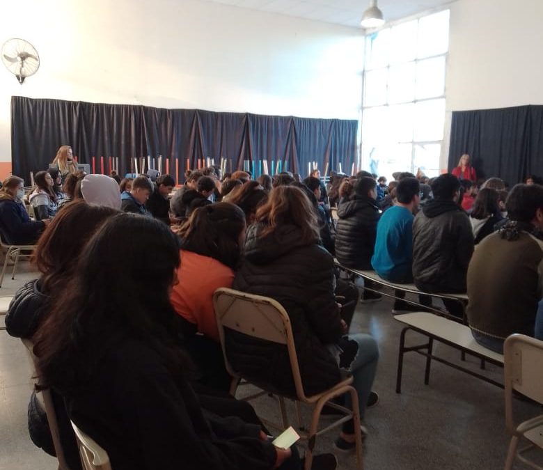 EN EL DÍA NACIONAL DE LA SEGURIDAD VIAL, LA DIRECCIÓN DE PROTECCIÓN CIUDADANA DIO UNA CHARLA A LOS ESTUDIANTES DE LA ESCUELA SECUNDARIA Nº 10