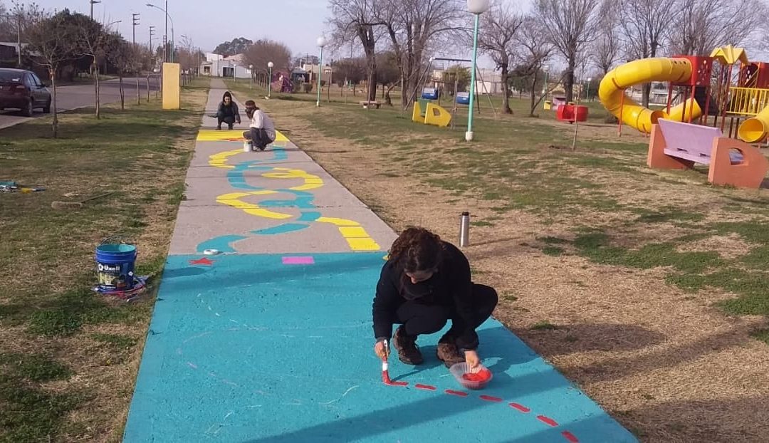 TREINTA DE AGOSTO: COMENZARON A PINTAR CIRCUITOS MOTORES EN VEREDAS Y SENDEROS DE ESPACIOS VERDES DE LA CIUDAD PARA CELEBRAR EL MES DE LA NIÑEZ
