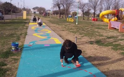 TREINTA DE AGOSTO: COMENZARON A PINTAR CIRCUITOS MOTORES EN VEREDAS Y SENDEROS DE ESPACIOS VERDES DE LA CIUDAD PARA CELEBRAR EL MES DE LA NIÑEZ