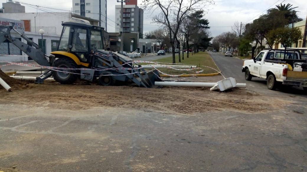 SE ESTÁ RECAMBIANDO UN CAÑO DEL SERVICIO DE CLOACAS EN EL CRUCE DE LAS CALLES PASTEUR Y AVELLANEDA