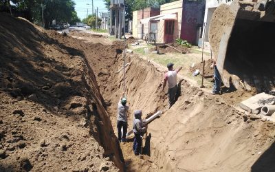 EL MUNICIPIO ESTÁ TRABAJANDO EN UNA OBRA DE RECAMBIO DE CAÑERÍAS DE CLOACAS EN CALLE ALVEAR, ENTRE SAAVEDRA Y VICENTE LÓPEZ