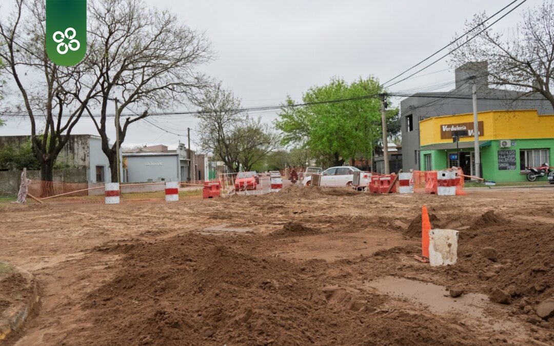 LA OBRA DE RECAMBIO DEL COLECTOR CLOACAL EN CALLE HERNÁNDEZ SIGUE A MUY BUEN RITMO: EL MUNICIPIO INVIERTE CASI 200 MILLONES DE PESOS PARA MEJORAR LA INFRAESTRUCTURA DEL SECTOR NOROESTE