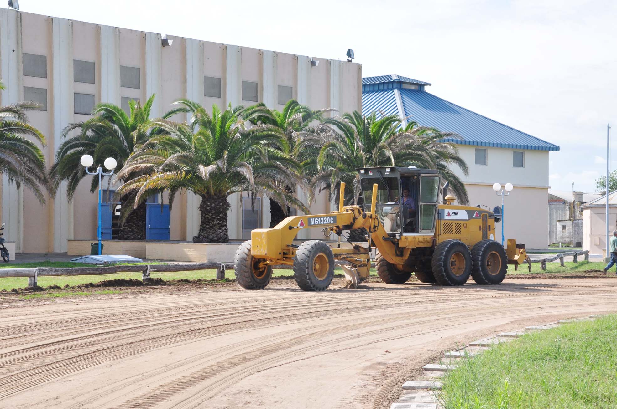 Mantenimiento en la pista de atletismo del Polideportivo