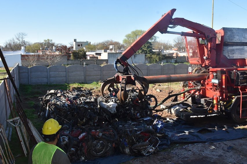 LA MUNICIPALIDAD COMENZÓ CON LAS TAREAS DE COMPACTACIÓN DE 650 MOTOS Y MÁS DE 100 AUTOMÓVILES