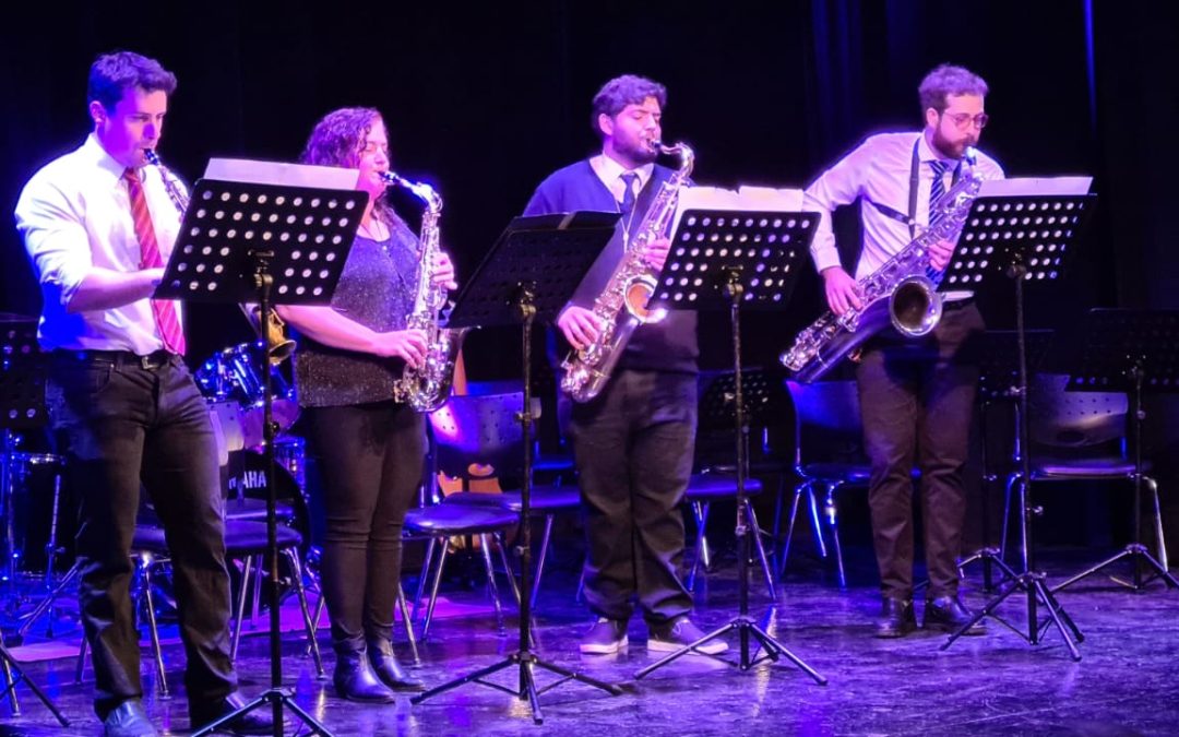 LA ORQUESTA DE GUITARRAS TRENQUELAUQUENCHES Y LA BANDA LUIS PEREGO, EN UN CONCIERTO CONJUNTO QUE CAUTIVÓ AL AUDITORIO DEL TEATRO ESPAÑOL