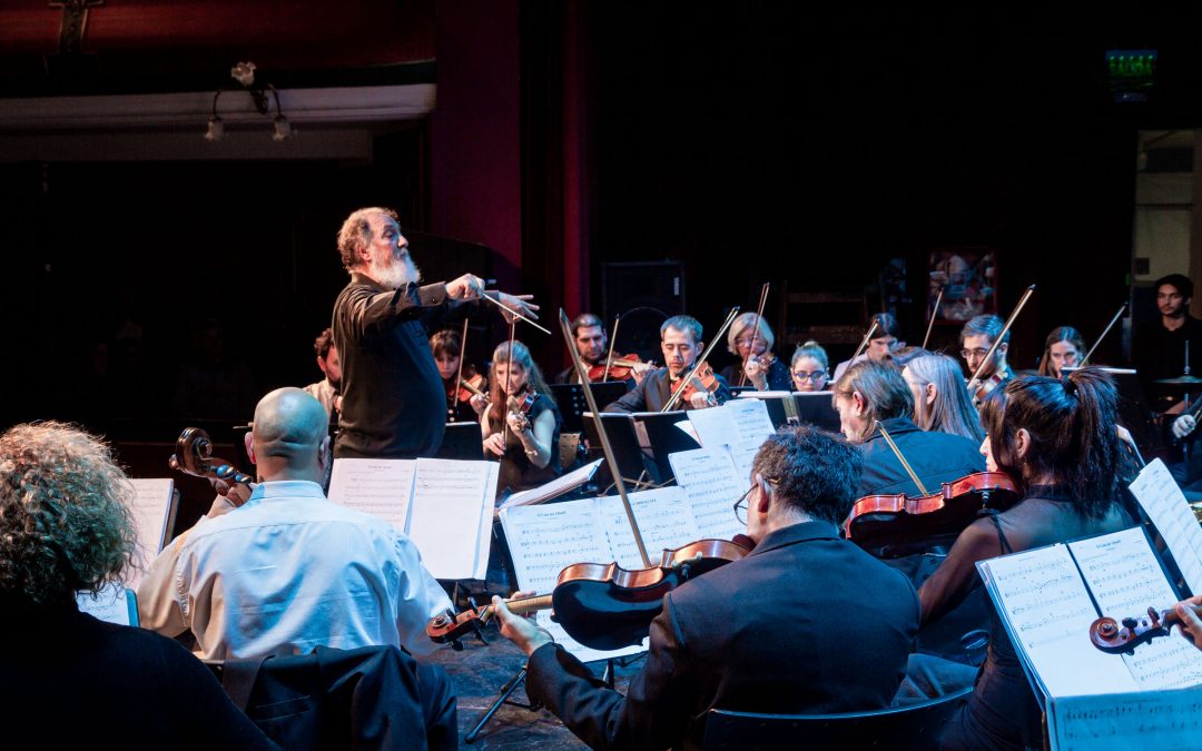 A SALA LLENA, LA ORQUESTA SINFÓNICA Y LA ORQUESTA JUVENIL DE LA ESCUELA MUNICIPAL DE MÚSICA DIERON UN BRILLANTE CONCIERTO EN EL TEATRO ESPAÑOL