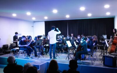 LAS ORQUESTAS JUVENILES DE TRENQUE LAUQUEN Y CIPOLLETTI PROTAGONIZARON UNA NOCHE DE ENCUENTRO CULTURAL EN LA ESCUELA MUNICIPAL DE MÚSICA