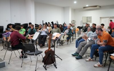 EL MAESTRO JAVIER MIGUEL, JUNTO AL JOVEN JOAQUÍN GÁLVEZ Y ALUMNOS/AS DE LA ESCUELA MUNICIPAL DE MÚSICA SE PRESENTARON EN CONCIERTO