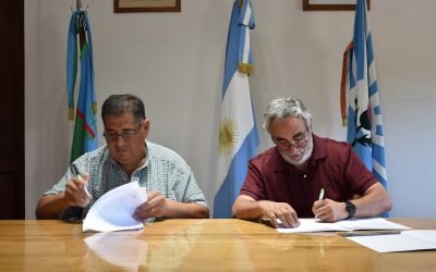 EL INTENDENTE FERNÁNDEZ Y EL PRESIDENTE DEL CONSEJO ESCOLAR, DAVID SILES TORRICO, FIRMARON UN CONTRATO DE COMODATO PARA EL USO COMPARTIDO DEL CINE JARDÍN Nº 1