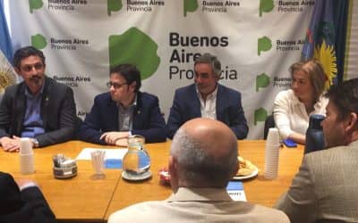 Fernández firmó un convenio de seguridad vial y recibió equipamiento para licencias
