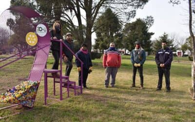 INSTALAN UN CORAZÓN SOLIDARIO EN PLAZA SAN MARTÍN DE 30 DE AGOSTO PARA JUNTAR TAPAS PLÁSTICAS DESTINADAS A LA FUNDACIÓN GARRAHAN