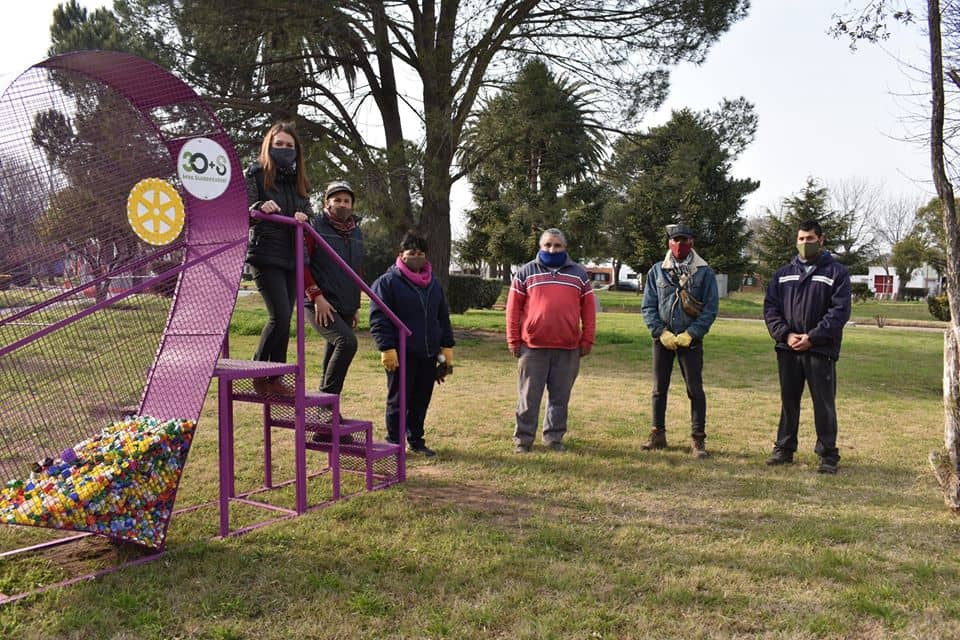 INSTALAN UN CORAZÓN SOLIDARIO EN PLAZA SAN MARTÍN DE 30 DE AGOSTO PARA JUNTAR TAPAS PLÁSTICAS  DESTINADAS A LA FUNDACIÓN GARRAHAN