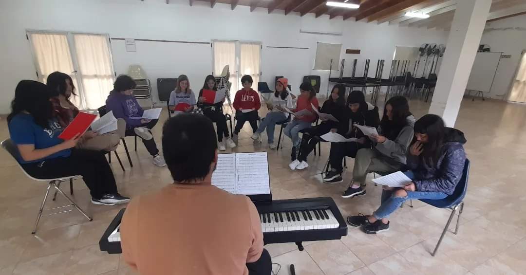 EL CORO JUVENIL DE LA ESCUELA DE MÚSICA REALIZÓ UN CAMPAMENTO CORAL EN BERUTI