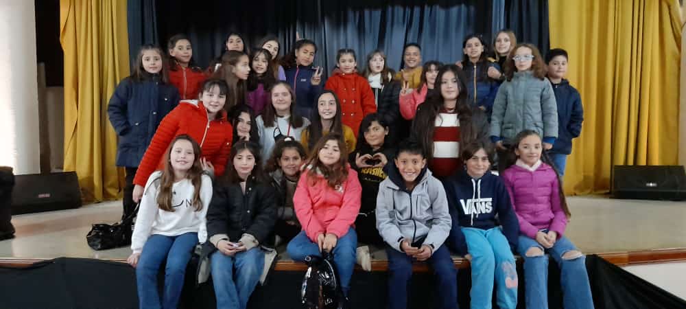 LOS COROS JUVENIL Y DE NIÑOS DE LA ESCUELA MUNICIPAL DE MÚSICA SE PRESENTARON EN EL QUINTO ENCUENTRO DE COROS DE CARLOS TEJEDOR