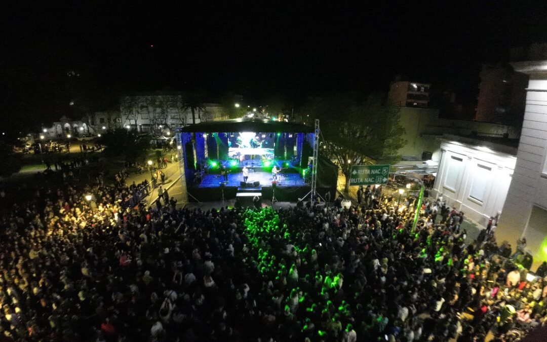 PRIMAVERA A PURA MÚSICA: CRUZANDO EL CHARCO CERRÓ UN DOMINGO DE FIESTA