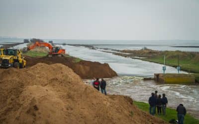 Se acopiaron piedras, tierra y más vehículos para cerrar la brecha