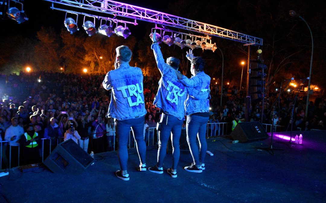 UNA MULTITUD ACOMPAÑÓ EL CIERRE DEL CULTUR 30 EXTENDIDO EN EL PARQUE MUNICIPAL DE TREINTA DE AGOSTO