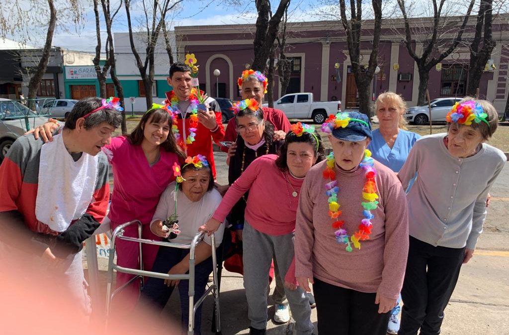 RESIDENTES Y PERSONAL DEL HOGAR CUMEN CHE RECIBIERON EL DÍA DE LA PRIMAVERA A PURA DIVERSIÓN Y COLOR