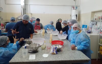 LOS CHICOS/AS DEL CENTRO DE DÍA APRENDIERON A ELABORAR ROSCAS DE PASCUA