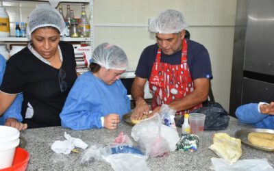 LOS CHICOS/AS DEL CENTRO DE DÍA PARTICIPARON HOY (JUEVES) DEL PRIMERO DE LOS DOS CURSOS INTENSIVOS DE ELABORACIÓN DE ROSCA DE PASCUA