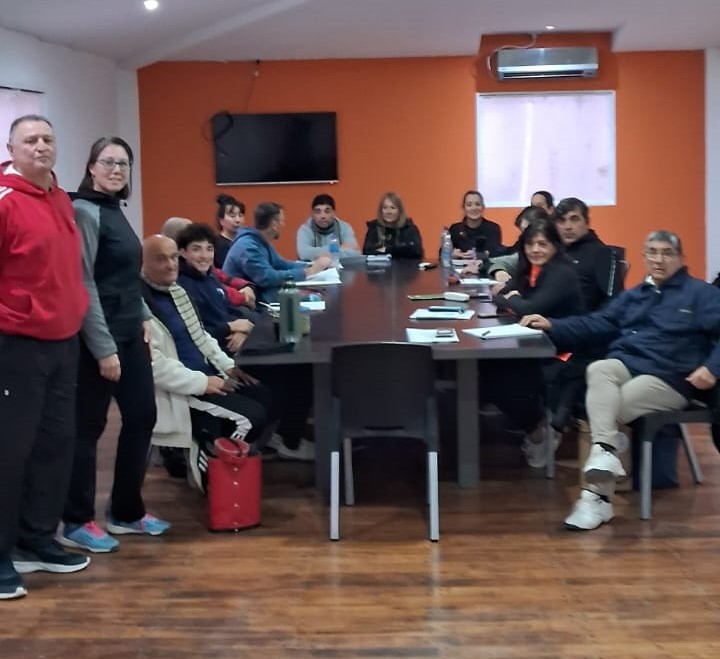 CON AMPLIA CONVOCATORIA COMENZÓ EL CURSO DE ÁRBITRO REGIONAL DE NEWCOM