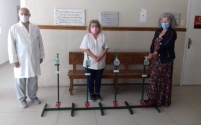 EL HOSPITAL DR. PEDRO T. ORELLANA RECIBIÓ CUATRO DISPENSERS DE ALCOHOL A PEDAL COMPRADOS POR DAMAS ROSADAS CON EL APORTE DE UN VECINO