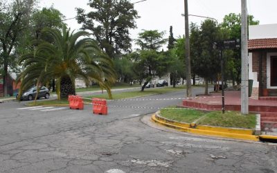 POR EL HUNDIMIENTO DE LA CALZADA Y PARA PREVENIR ACCIDENTES LA CALLE TOMÁS DAVIS, ENTRE SAN MARTÍN Y BELGRANO, QUEDÓ CERRADA AL TRÁNSITO