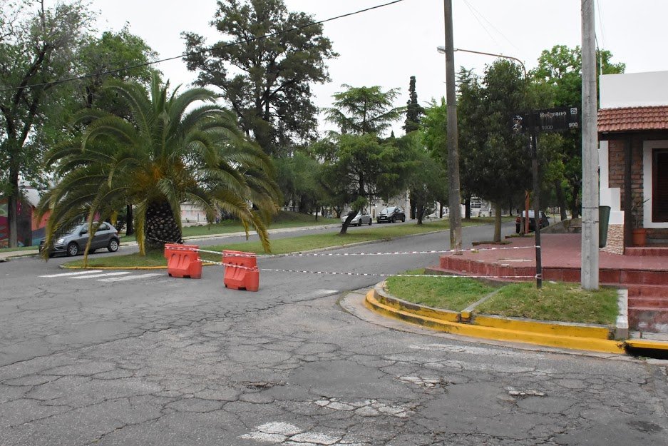 POR EL HUNDIMIENTO DE LA CALZADA Y PARA PREVENIR ACCIDENTES LA CALLE TOMÁS DAVIS, ENTRE SAN MARTÍN Y BELGRANO, QUEDÓ CERRADA AL TRÁNSITO