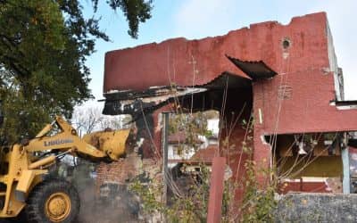 PERSONAL MUNICIPAL ESTÁ DEMOLIENDO EL EDIFICIO DONDE FUNCIONABA MONTOTO Y YA RETIRA LOS ESCOMBROS