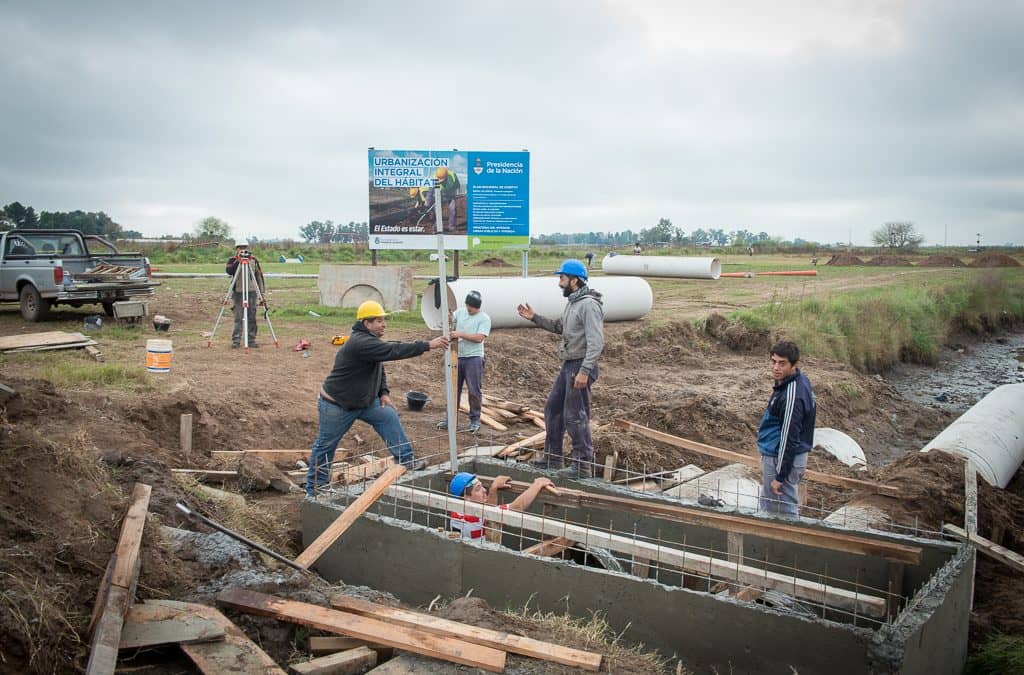 El Municipio ejecuta los desagües pluviales de la plaza del barrio La Lonja