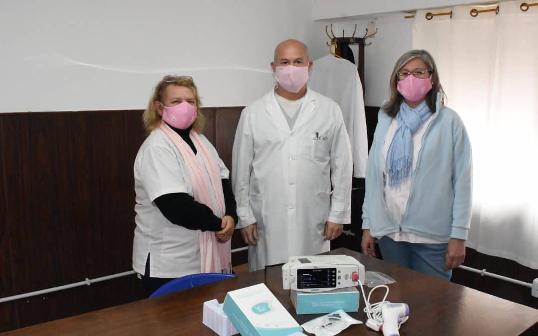 DAMAS ROSADAS DONARON PARA EL HOSPITAL MUNICIPAL DR. PEDRO T. ORELLANA UN OXÍMETRO DE PULSO Y DOS TERMÓMETROS A DISTANCIA