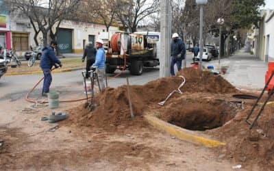 PERSONAL MUNICIPAL TRABAJA EN LA REPARACIÓN DE UN CRUCE DE CLOACAS EN LA ESQUINA DE DORREGO Y ALSINA