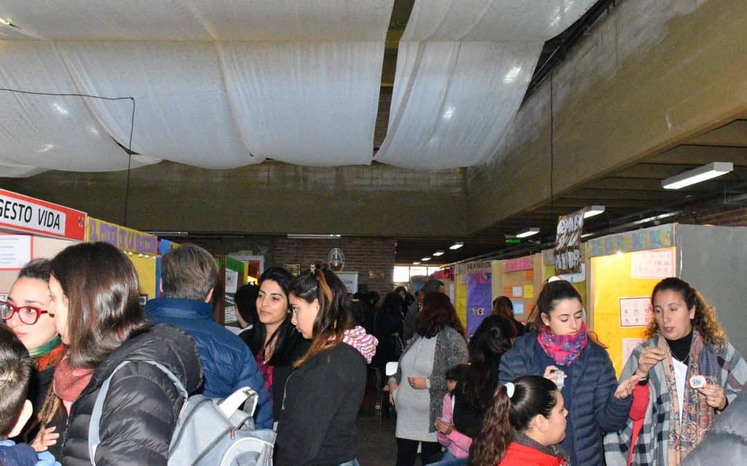LA DIRECTORA DE EDUCACIÓN DESPIDIÓ A ESTUDIANTES LOCALES QUE PARTICIPAN DEL REGIONAL DE LA FERIA DE CIENCIAS