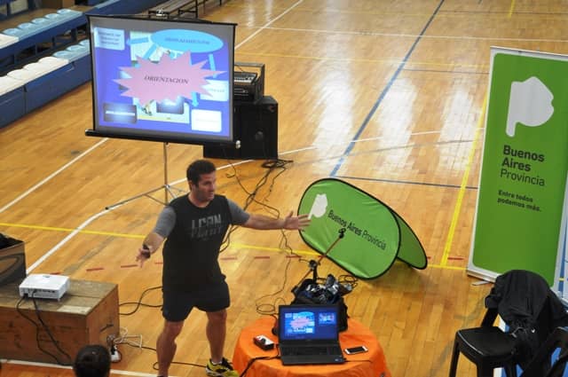 El ex entrenador de la selección de handball dicta una capacitación en el poli