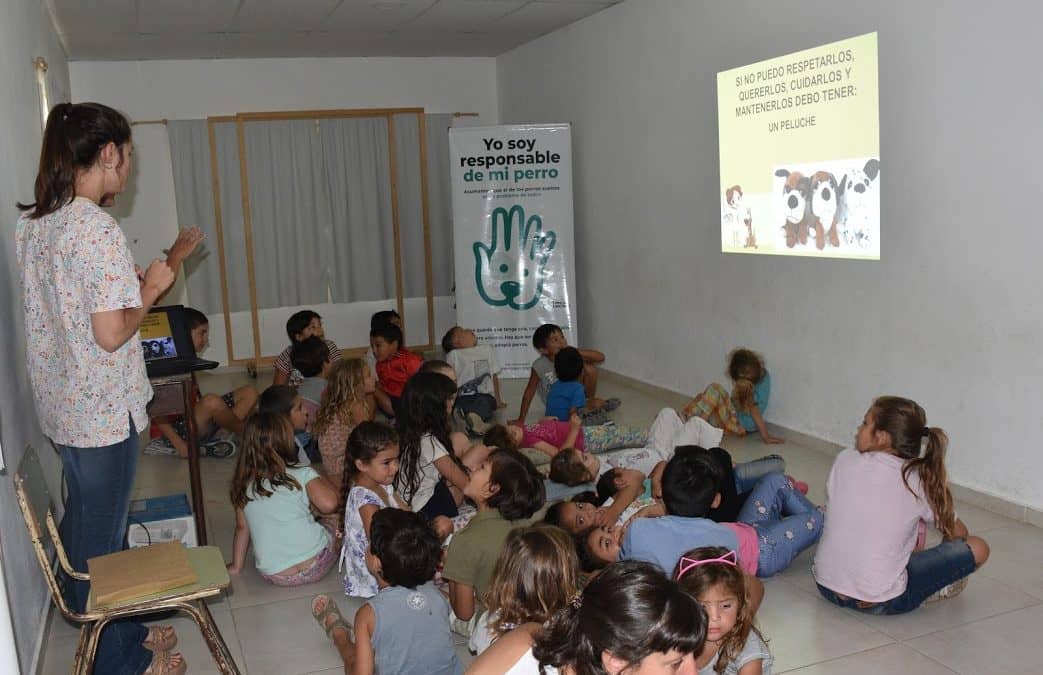 ZOONOSIS DIÓ LA TERCERA CHARLA SOBRE TENENCIA RESPONSABLE DE MASCOTAS EN LAS ESCUELAS DE VERANO