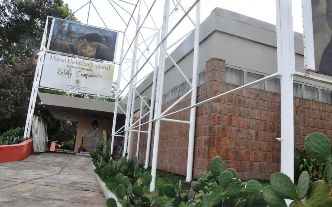 Inició el recambio de las 9 gigantografías de Campodónico en el predio del Museo