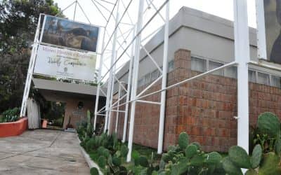 Inició el recambio de las 9 gigantografías de Campodónico en el predio del Museo