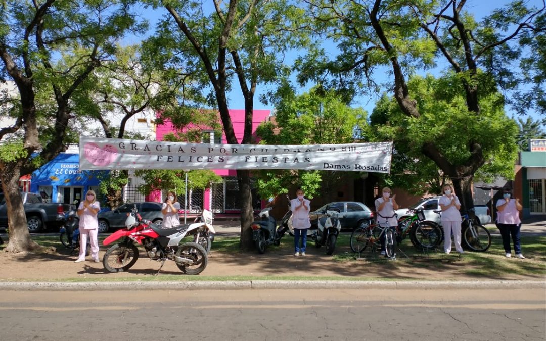 DAMAS ROSADAS RINDIERON HOMENAJE AL PERSONAL DE SALUD CON UN APLAUSO, ENTREGA DE PRESENTES Y UN PASACALLE QUE DECÍA “GRACIAS POR CUIDARNOS”