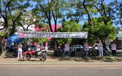 DAMAS ROSADAS RINDIERON HOMENAJE AL PERSONAL DE SALUD CON UN APLAUSO, ENTREGA DE PRESENTES Y UN PASACALLE QUE DECÍA “GRACIAS POR CUIDARNOS”