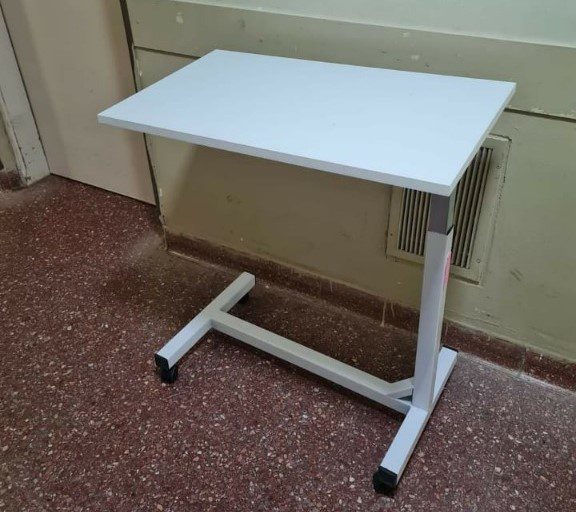 CON EL APORTE DE VECINOS, DAMAS ROSADAS DONAN AL HOSPITAL DR. PEDRO T. ORELLANA SIETE MESAS SANATORIALES DE ARRIME PARA COMER