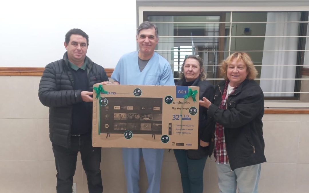 NUEVAS DONACIONES DE VECINOS/AS PARA EL HOSPITAL ORELLANA A TRAVÉS DE LAS DAMAS ROSADAS: UN TELEVISOR Y CORTINAS DE BAÑO PARA LAS SALAS