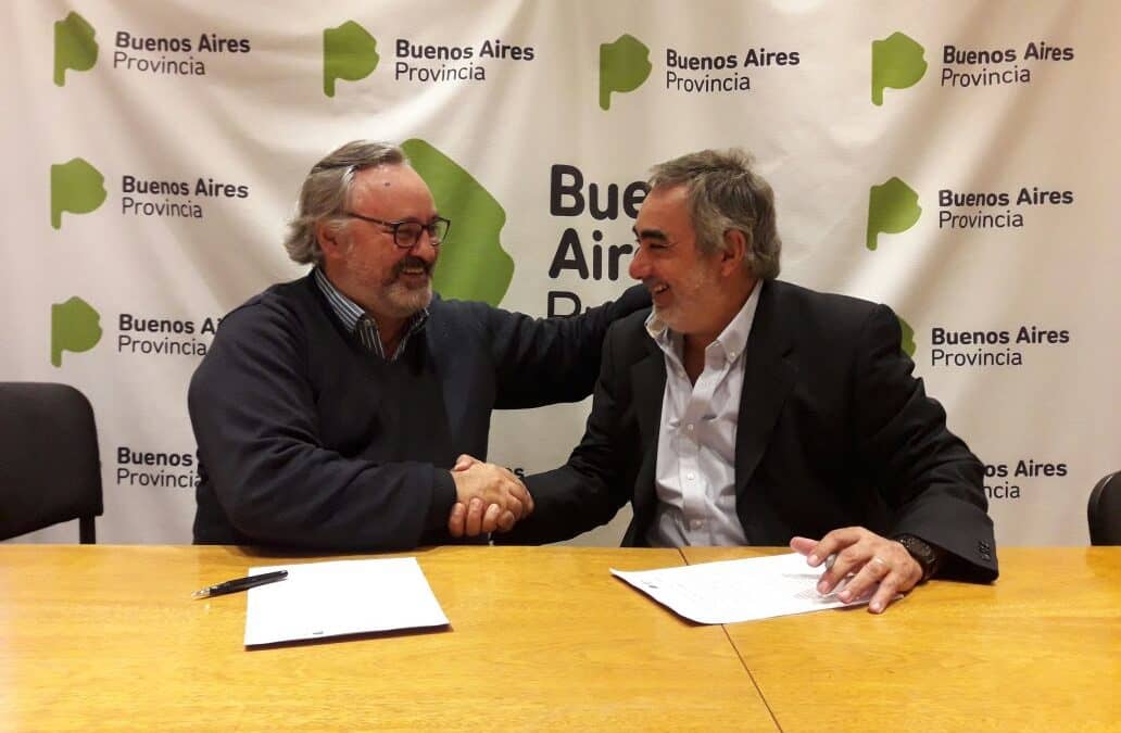 Fernández firmó un convenio con la Provincia para inscribir y documentar a todos los chicos